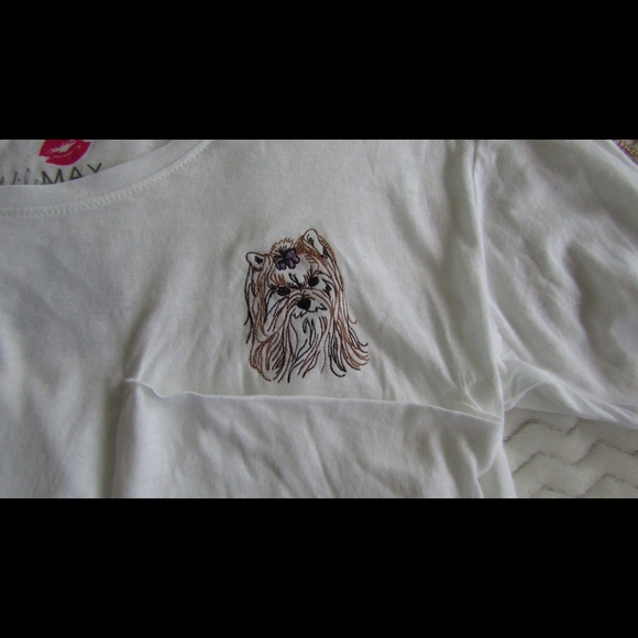 Miley Cyrus White Tee With Dog & Max Azria & A Dog - Picture 2 of 4